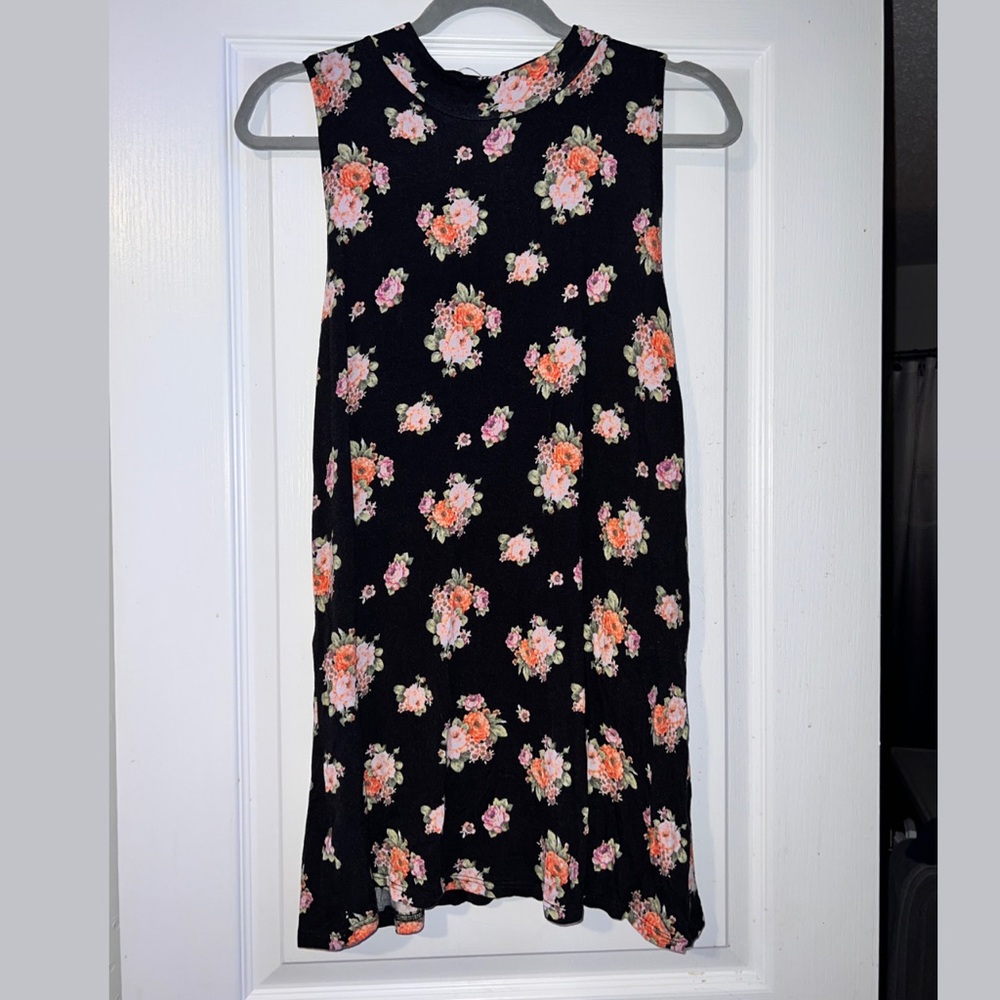 this dress can fit a medium in womens and a xl in juniors.